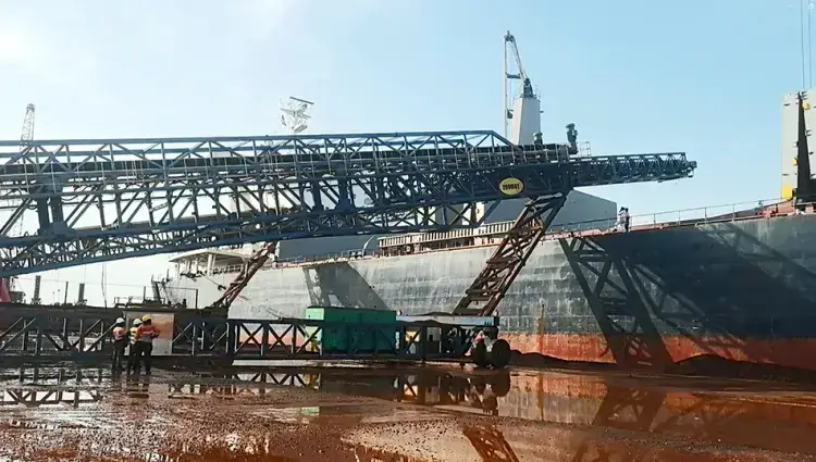 中瑞重工移动式装船机设备实拍mobile shiploader.webp 中瑞重工移动式装船机设备实拍mobile shiploader.webp